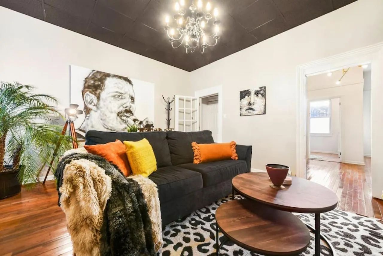 Hostwise Stays - The Raymer - Famous Artist Home, Driveway Parking, Fire Pit Pittsburgh